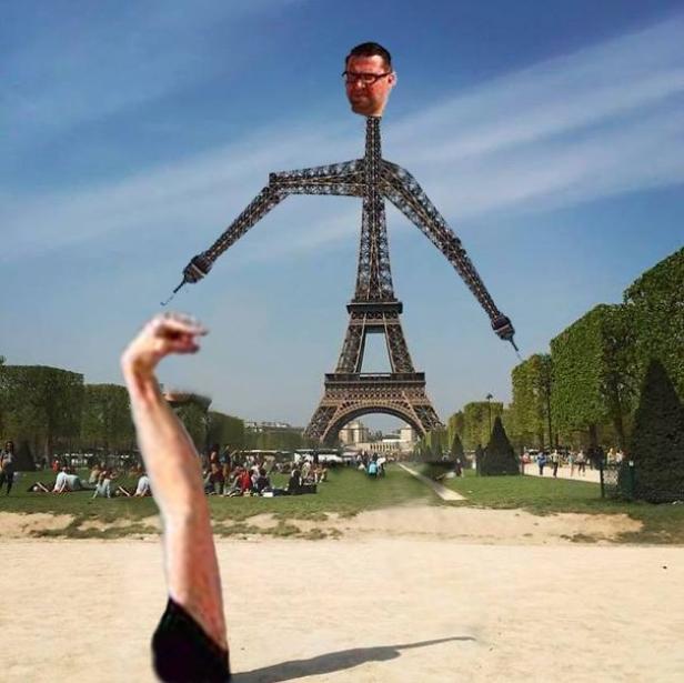 Eine humorvolle Montage des Eiffelturms mit einem menschlichen Kopf und Armen in Paris.