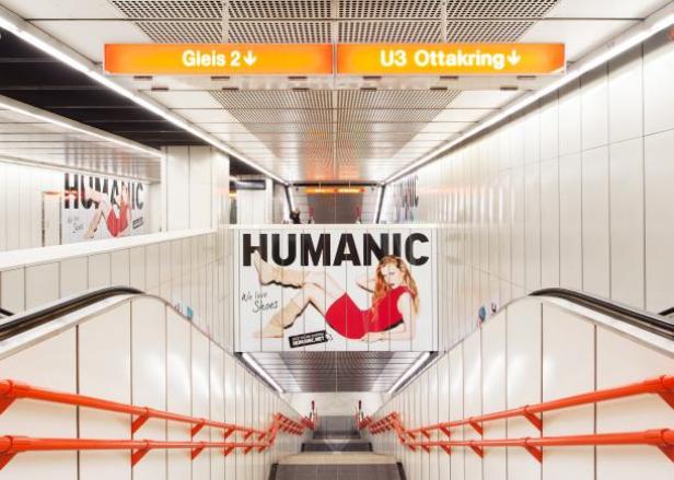 Eine U-Bahn-Station mit Hinweisschildern zu Gleis 2 und U3 Ottakring und einer Werbung für Humanic.