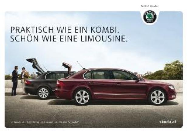 Cayenne/Skoda Superb 3 Zwei Skoda Superb Modelle stehen nebeneinander, die Kofferräume sind geöffnet.