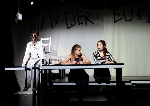 Drei junge Schauspielerinnen auf einer Bühne während einer Aufführung des Stücks „Kinder Europas“.