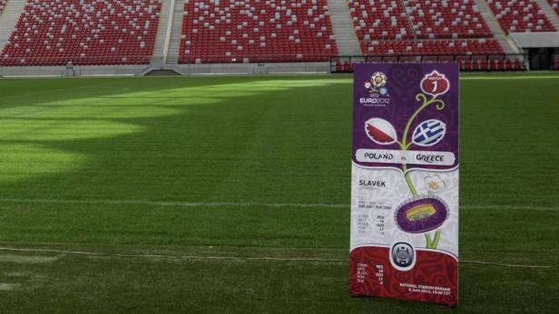 Ein Werbeplakat für das EURO 2012 Spiel Polen gegen Griechenland im Nationalstadion Warschau.