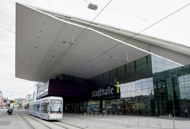 Eine Straßenbahn fährt vor der Stadthalle Graz.