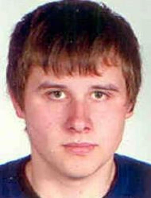 Porträt eines jungen Mannes mit braunen Haaren und hellen Augen.