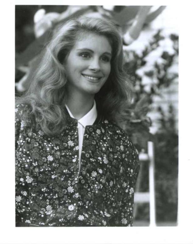Julia Roberts lächelt in einem floralen Blazer.