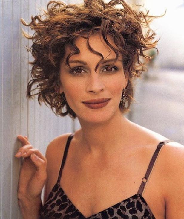 Porträt von Julia Roberts mit lockigem Haar und einem Kleid mit Leopardenmuster.
