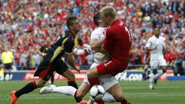 Während eines Fußballspiels kämpfen mehrere Spieler um den Ball.