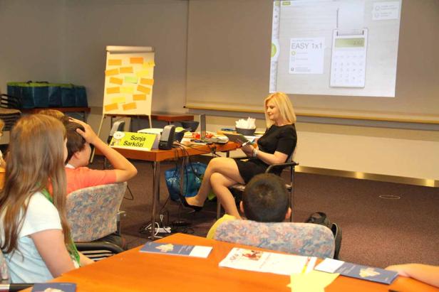 Sonja Sarközi präsentiert eine Rechner-App vor einem Publikum.