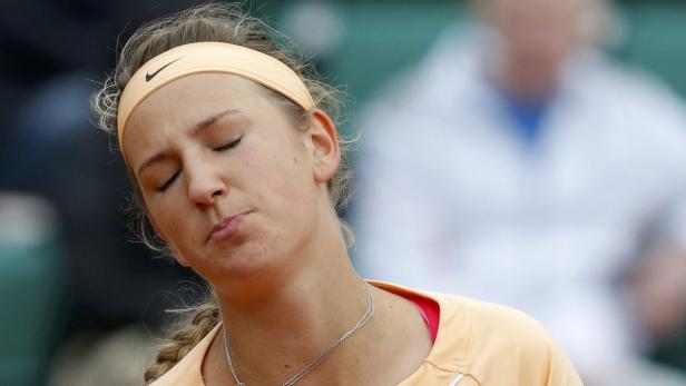 "Nichts hat funktioniert", haderte Asarenka. Eine Tennisspielerin mit Stirnband schließt die Augen.