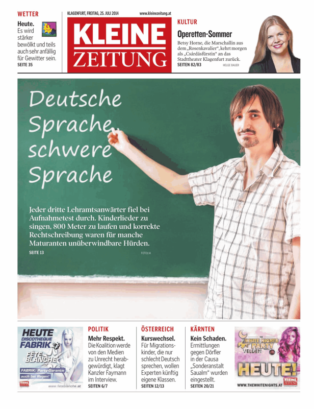 Ein Mann steht vor einer Tafel mit der Aufschrift „Deutsche Sprache, schwere Sprache“.