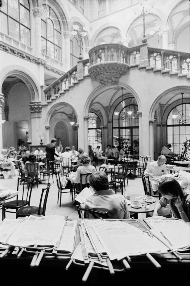 "Wundermittel Centralin": 140 Jahre Cafe Central