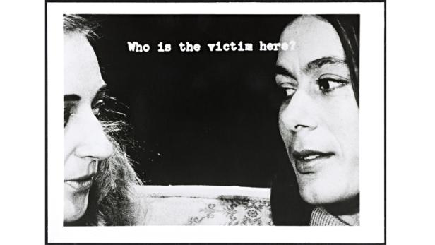 Schwarzweißaufnahme zweier Frauen mit der Frage „Who is the victim here?“.