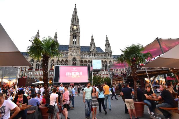 Das Wiener Film Festival 2014 vor dem Rathaus zieht viele Besucher an.