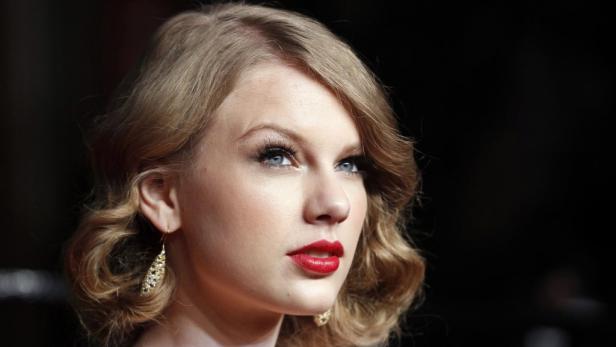 Nahaufnahme von Taylor Swift mit roten Lippen und blonden Locken.