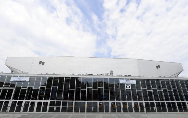 Die Wiener Stadthalle unter einem bewölkten Himmel.