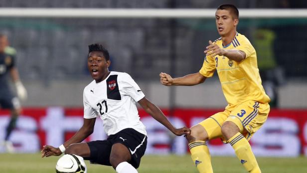 Zwei Fußballspieler im Zweikampf um den Ball.