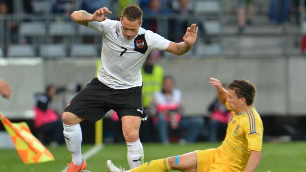 Ein österreichischer Fußballspieler im Zweikampf mit einem ukrainischen Spieler.