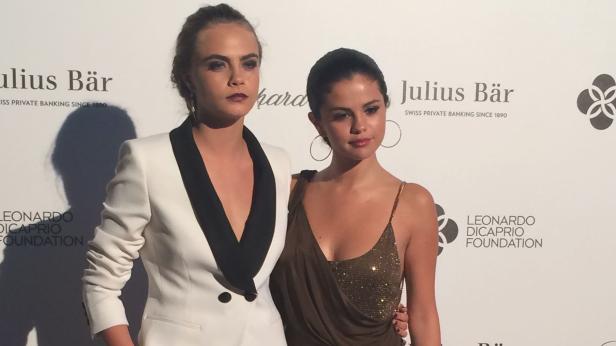 Cara Delevingne und Selena Gomez posieren auf einer Veranstaltung der Leonardo DiCaprio Foundation.