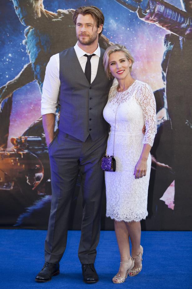 Chris Hemsworth und Elsa Pataky posieren auf dem blauen Teppich.
