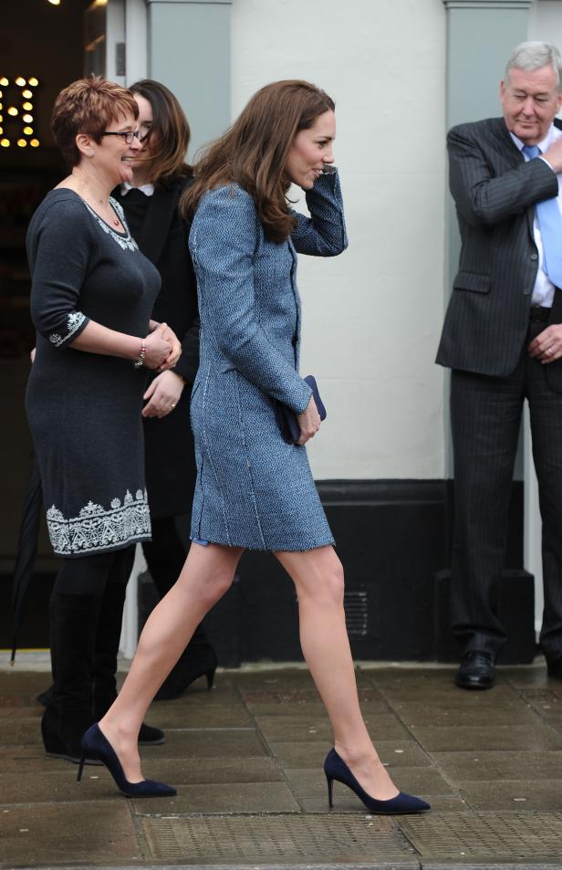 Herzogin Kate zeigt ihre royalen Wadeln