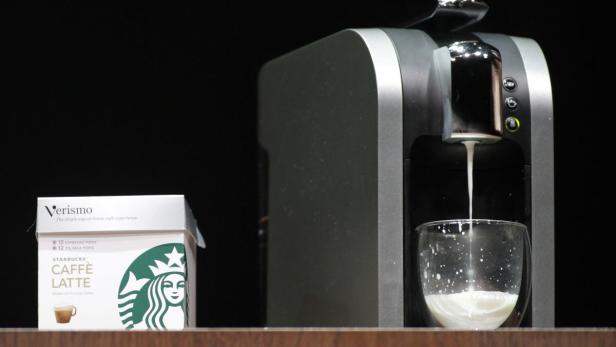 Eine Verismo-Kaffeemaschine bereitet einen Starbucks Caffè Latte zu.