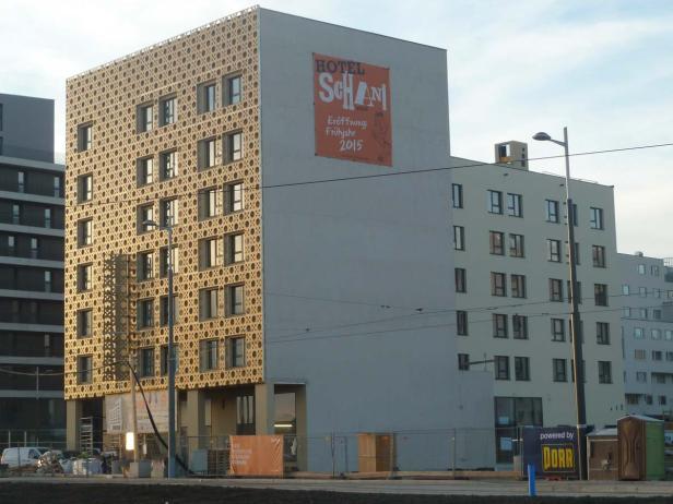 Das Hotel Schani in Wien mit seiner markanten Fassade und dem Eröffnungsbanner von 2015.