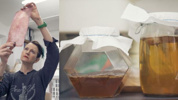 Eine Frau betrachtet eine Membran, während im Hintergrund Behälter mit Flüssigkeit stehen.