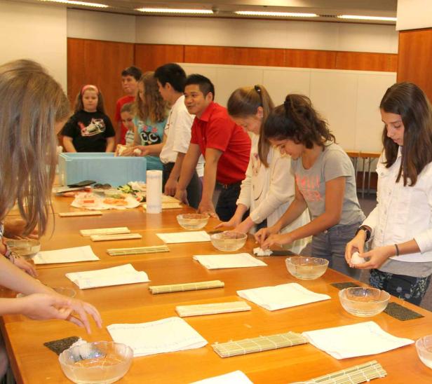 Eine Gruppe von Menschen nimmt an einem Sushi-Kochkurs teil.