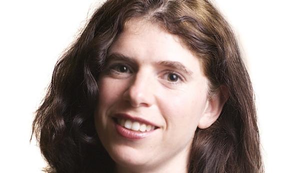 Melinda St. Louis, NGO Public Citizen, USA, TTIP, … Porträt einer lächelnden Frau mit braunen, gewellten Haaren.