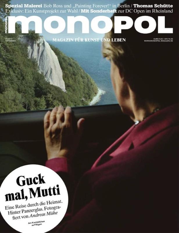 Das Cover des Monopol-Magazins zeigt eine Person, die aus einem Autofenster auf die Kreidefelsen auf Rügen blickt.