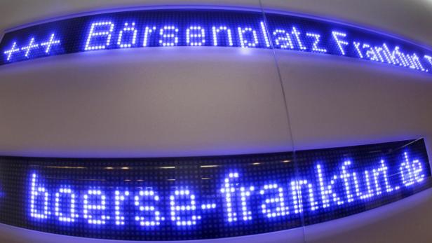 Leuchtanzeige mit der Aufschrift „Börsenplatz Frankfurt“ und der Webadresse boerse-frankfurt.de.