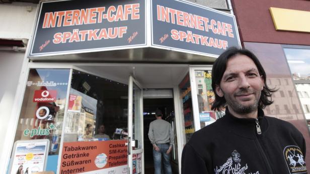 dapdKadir Anlayisli stands next to the internet cafe in the district of Neukoelln in Berlin, Germany, Monday, June 4, 2012, where he recognized Luka Rocco Magnotta. Kadir Anlayisli who works in the after hours liqueur and tobacco shop with internet cafe, Ein Mann steht vor einem „Internet-Cafe Spätkauf“ mit Mobilfunkanbietern im Fenster.