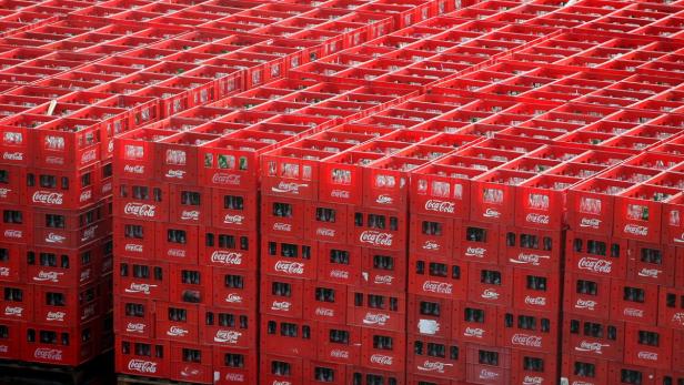 Viele rote Coca-Cola-Kästen sind gestapelt.
