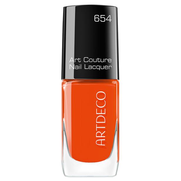 Eine Flasche orangefarbener Nagellack der Marke Artdeco, Farbton 654.