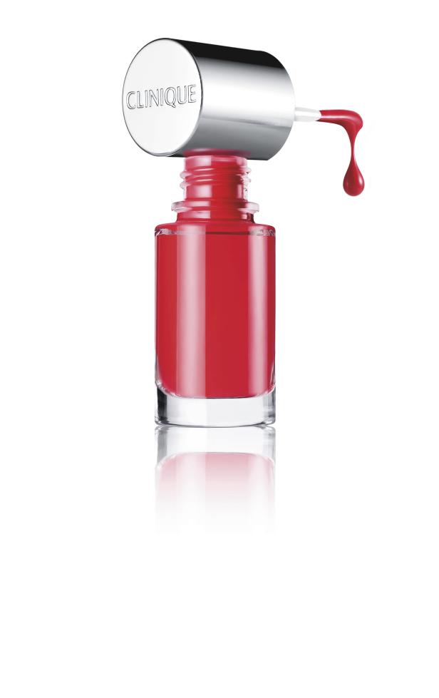 Eine Flasche roter Nagellack der Marke Clinique mit einem Tropfen am Pinsel.
