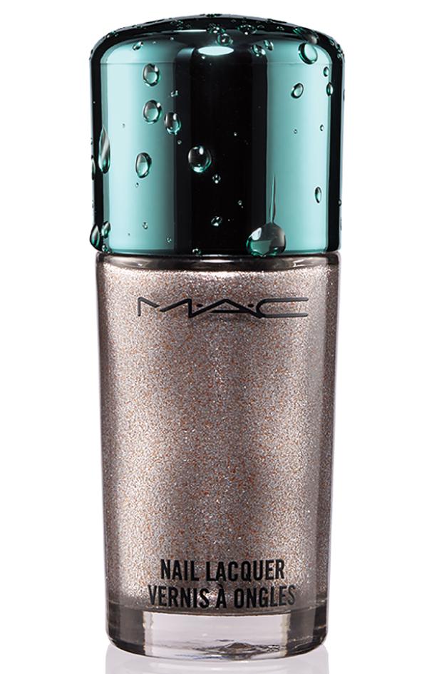 Eine Flasche MAC Nagellack mit glitzerndem Lack und Wassertropfen auf dem Deckel.