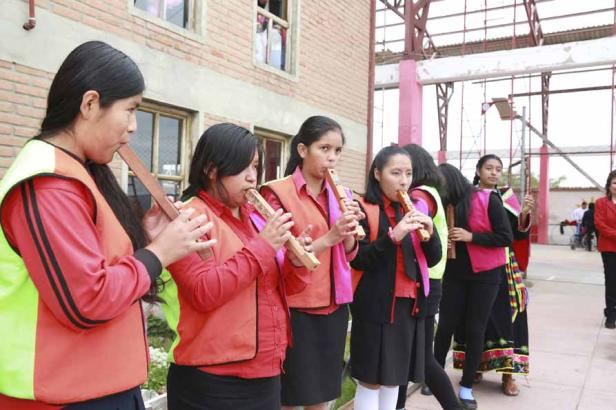Eine Gruppe junger Frauen spielt Flöte in einer Reihe.