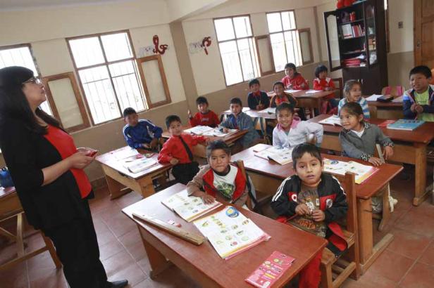 Eine Lehrerin unterrichtet eine Klasse von Kindern in einem Klassenzimmer.