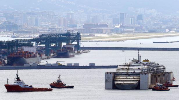 Die Costa Concordia wird im Hafen von Genua verschrottet.