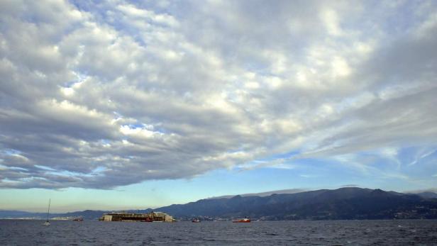 Das havarierte Kreuzfahrtschiff Costa Concordia liegt vor der Küste der Insel Giglio.