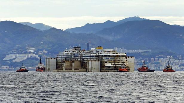 Die havarierte Costa Concordia wird von mehreren Schleppern gezogen.