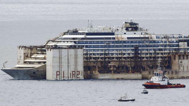 Das havarierte Kreuzfahrtschiff Costa Concordia liegt im Wasser.