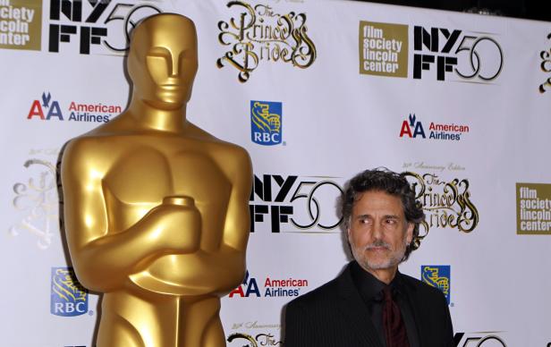 Mandy Patinkin posiert neben einer Oscar-Statue vor einem Hintergrund des New York Film Festival.