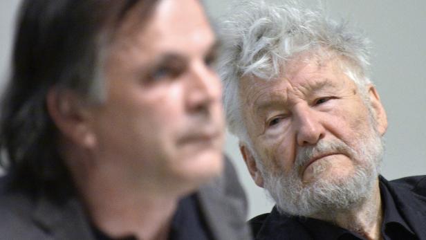 Achim Freyer inszeniert Sciarrino-Oper Ein älterer Mann mit Bart und grauem Haar im Gespräch mit einem anderen Mann.