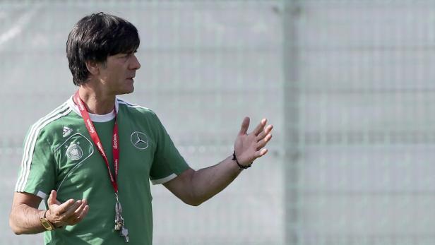 Joachim Löw, der ehemalige Trainer der deutschen Nationalmannschaft, gestikuliert.
