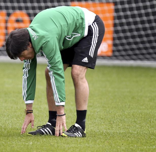 Joachim Löw, der ehemalige Trainer der deutschen Nationalmannschaft, dehnt sich auf dem Rasen.
