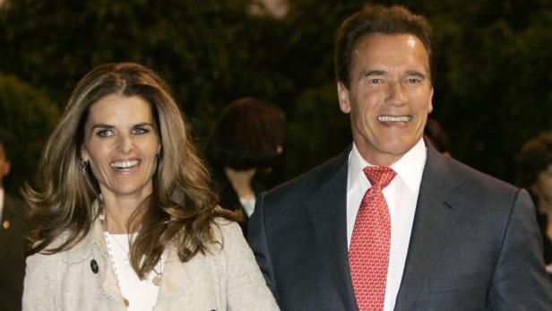 Arnold Schwarzenegger und Maria Shriver lächeln in die Kamera.