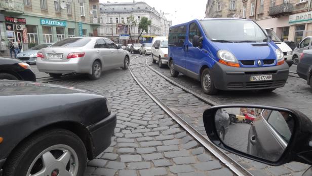 Autofahren in der Ukraine heißt stehen