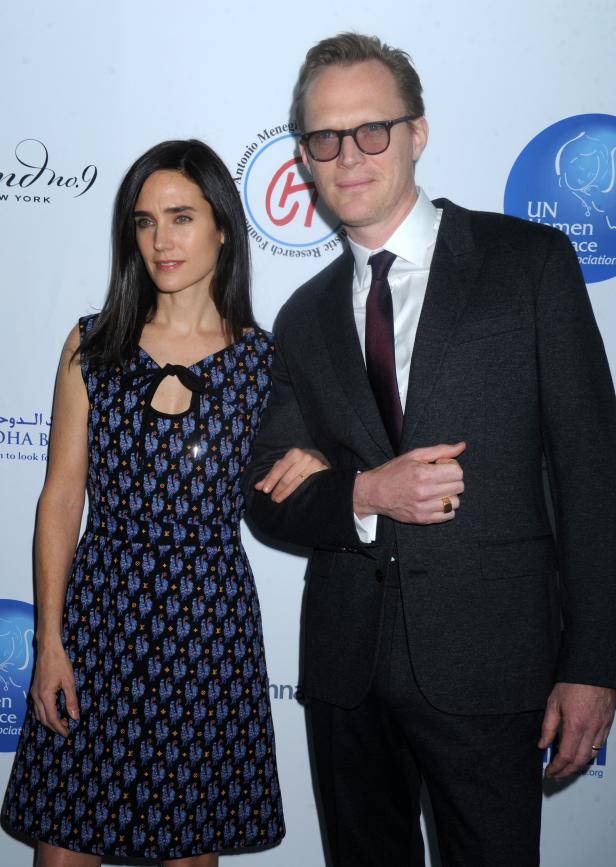 Jennifer Connelly und Paul Bettany posieren auf einer Veranstaltung.
