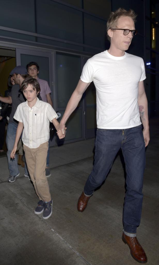 Paul Bettany hält Händchen mit seinem Sohn auf der Straße.