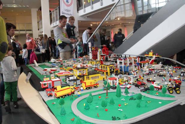 Eine detailreiche Lego-Stadt mit Flughafen, Tankstelle und vielen kleinen Fahrzeugen.